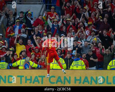 Cardiff. 12.. Juni 2022. Brennan Johnson aus Wales feiert nach einem Treffer in der UEFA Nations League Am 11. Juni 2022 Ein Fußballspiel zwischen Wales und Belgien in Cardiff, Großbritannien. Quelle: Xinhua/Alamy Live News Stockfoto