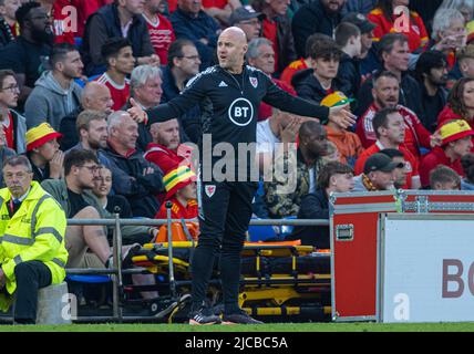 Cardiff. 12.. Juni 2022. Wales-Manager Robert Page Gesten während der UEFA Nations League ein Fußballspiel zwischen Wales und Belgien in Cardiff, Großbritannien, am 11. Juni 2022. Quelle: Xinhua/Alamy Live News Stockfoto