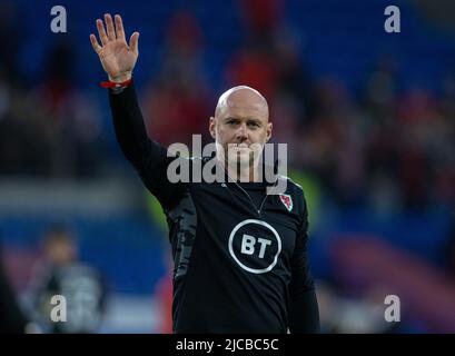 Cardiff. 12.. Juni 2022. Wales-Manager Robert Page winkt Fans nach der UEFA Nations League Ein Fußballspiel zwischen Wales und Belgien in Cardiff, Großbritannien, am 11. Juni 2022 zu. Quelle: Xinhua/Alamy Live News Stockfoto