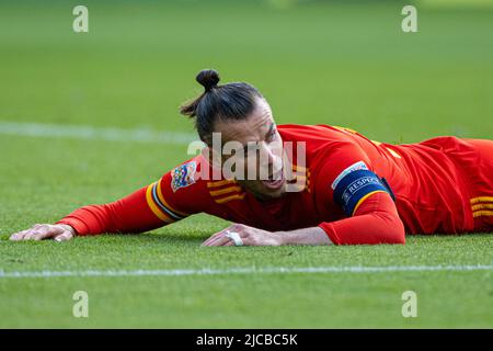 Cardiff. 12.. Juni 2022. Wales-Kapitän Gareth Bale reagiert während der UEFA Nations League Ein Fußballspiel zwischen Wales und Belgien in Cardiff, Großbritannien, am 11. Juni 2022. Quelle: Xinhua/Alamy Live News Stockfoto