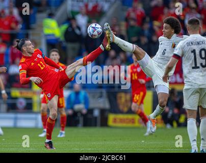 Cardiff. 12.. Juni 2022. Der Kapitän von Wales Gareth Bale (L) fordert den belgischen Axel Witsel am 11. Juni 2022 während seines Fußballspiels in Cardiff, Großbritannien, in der UEFA Nations League A heraus. Quelle: Xinhua/Alamy Live News Stockfoto