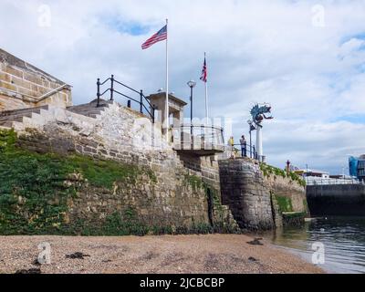 Das Mayflower Steps Memorial in Plymouth, Devon, England, erinnert an die Mayflower Expedition. Stockfoto