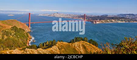 Panoramablick auf die gesamte Golden Gate Bridge und die Skyline von San Francisco Stockfoto