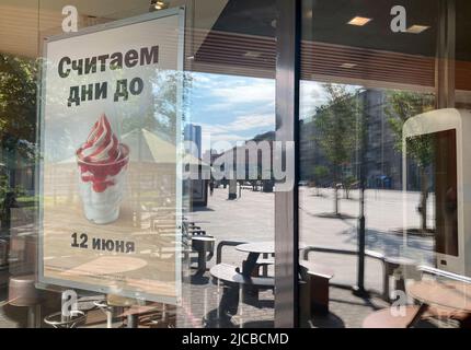 11. Juni 2022, Russland, Moskau: Ein Plakat mit der Aufschrift „Wir zählen die Tage bis zum 12. Juni“ hängt im Fenster einer ehemaligen McDonald's-Niederlassung in Moskau, die am Sonntag (12. Juni 2022) unter ihrem neuen russischen Eigentümer wiedereröffnet werden soll. Anfang 1990s war die Eröffnung der ersten McDonald's-Geschäfte ein Zeichen für Veränderungen und Neuanfänge in Russland. Als Reaktion auf den Angriffskrieg Russlands gegen die Ukraine schloss das US-Unternehmen alle 850 Filialen des flächenmäßig größten Landes der Erde. Nun sollen die ersten 15 Restaurants in Moskau wieder eröffnet werden - unter einem neuen, russischen Besitzer. Foto: Hann Stockfoto