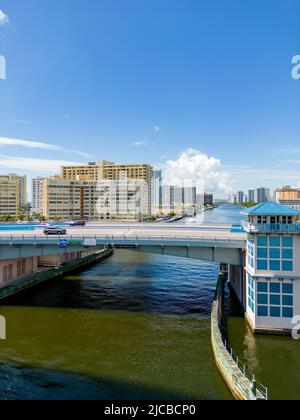 Vertikale Luftaufnahme Hallandale Beach Boulevard Zugbrücke über Intracoastal Waterway Stockfoto