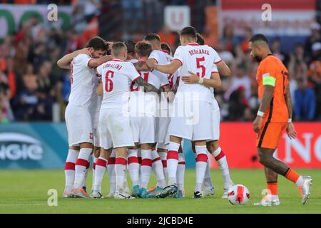 Rotterdam, Niederlande. 11.. Juni 2022. Polnische Spieler feiern am 11. Juni 2022 in Rotterdam, Niederlande, ein Fußballspiel zwischen den Niederlanden und Polen für das Tor während der UEFA Nations League League. Quelle: Zheng Huansong/Xinhua/Alamy Live News Stockfoto