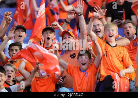 Rotterdam, Niederlande. 11.. Juni 2022. Fans der Niederlande reagieren vor der UEFA Nations League Ein Fußballspiel zwischen den Niederlanden und Polen in Rotterdam, Niederlande, am 11. Juni 2022. Quelle: Zheng Huansong/Xinhua/Alamy Live News Stockfoto