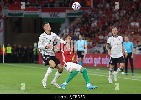 Budapest. 11.. Juni 2022. Der deutsche Kai Havertz (1. L) spielt mit dem ungarischen Attila Fiola während der UEFA Nations League Ein Fußballspiel zwischen Ungarn und Deutschland am 11. Juni 2022 im Stadion der Puskas Arena in Budapest, Ungarn. Quelle: Attila Volgyi/Xinhua/Alamy Live News Stockfoto