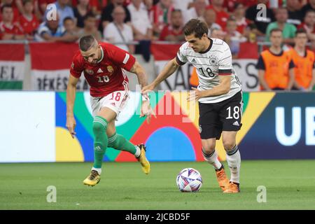 Budapest. 11.. Juni 2022. Der ungarische Zsolt Nagy (L) spielt mit dem deutschen Jonas Hofmann während der UEFA Nations League Ein Fußballspiel zwischen Ungarn und Deutschland am 11. Juni 2022 im Stadion der Puskas Arena in Budapest, Ungarn. Quelle: Attila Volgyi/Xinhua/Alamy Live News Stockfoto