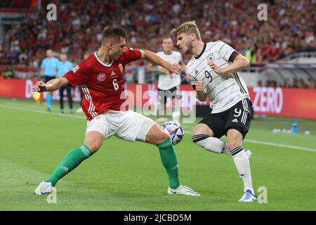 Budapest. 11.. Juni 2022. Der ungarische Willi Orban (L) spielt mit dem deutschen Timo Werner während der UEFA Nations League Ein Fußballspiel zwischen Ungarn und Deutschland am 11. Juni 2022 im Stadion der Puskas Arena in Budapest, Ungarn. Quelle: Attila Volgyi/Xinhua/Alamy Live News Stockfoto