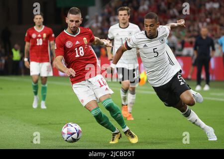 Budapest, R) während der UEFA Nations League Ein Fußballspiel zwischen Ungarn und Deutschland im Stadion der Puskas Arena in Budapest. 11.. Juni 2022. Der ungarische Zsolt Nagy (vorne, L) spielt mit dem deutschen Thilo Kehrer (vorne, R) während der UEFA Nations League Ein Fußballspiel zwischen Ungarn und Deutschland am 11. Juni 2022 im Stadion der Puskas Arena in Budapest, Ungarn. Quelle: Attila Volgyi/Xinhua/Alamy Live News Stockfoto