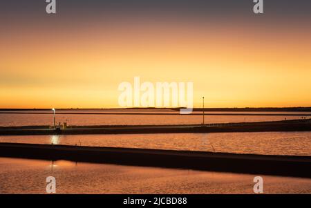 Sonnenaufgang bei der Salt Mine, Port Hedland, Westaustralien Stockfoto