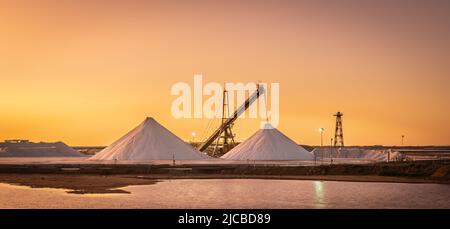 Sonnenaufgang bei der Salt Mine, Port Hedland, Westaustralien Stockfoto