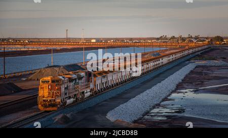 BHP Eisenerz Zug in Port Hedland, Westaustralien Stockfoto