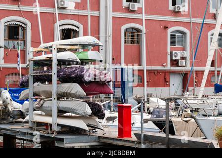 Neapel, Italien. 27.Mai 2022. Kajaks gestapelt auf einem Pier eines Ruderclubs in Neapel, Italien Stockfoto