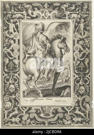 Held Alexander der große zu Pferd in rechteckigem Rahmen mit Schriftrollen Ornamenten und verschiedenen Tieren wie Hunden, Kaninchen und Schlangen zwei Jungen halten Girlanden mit Früchten an der Spitze, das Rollwerk wird von zwei Eulen und anderen Vögeln flankiert, Held Alexander der große zu Pferd im Rahmen mit Ornamenten Alexander Macedo der neunte beste , Druckerei: Nicolaes de Bruyn, (auf Objekt erwähnt), Nicolaes de Bruyn, Verlag: Assuerus van Londerseel, (auf Objekt erwähnt), Niederlande, 1581 - 1594, Papier, Gravur, H 185 mm × B 111 mm, H 288 mm × B 209 mm Stockfoto