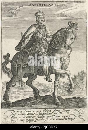 Maximilian I. von Habsburg, rumänisch-deutscher Kaiser, zu Pferd Er trägt eine Kette mit dem Orden vom Goldenen Vlies im Hintergrund, die Belagerung einer Stadt im Rand eine vierzeilige lateinische Beschriftung Drucken aus einer Serie mit deutschen Kaisern zu Pferd, Maximilian I. von Habsburg zu Pferd Maximilianvs I. Deutsche Kaiser zu Pferd Romani Imperatores Domo Österreich , Druckerei: Crispijn van de Passe (I), Verlag: Crispijn van de Passe (I), (Objekterwähnt), Köln, 1604, Papier, Gravur, H 143 mm × B 101 mm Stockfoto