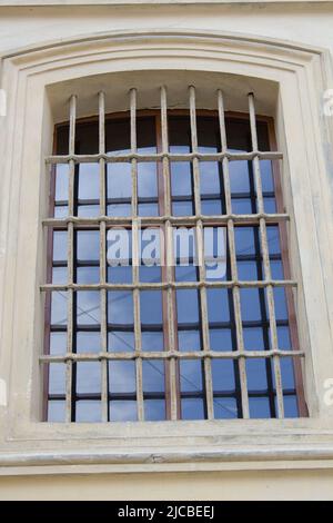 Fenster altes Gefängnis in Metallstangen an den Fenstern Stockfoto