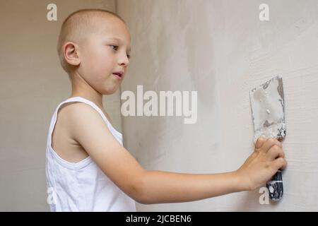 Man Hand mit Kelle Verputzen einer Wand, Skim Beschichtung Putz Wände Stockfoto