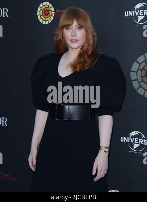 Universal City, USA. 11.. Juni 2022. Bryce Dallas Howard kommt bei der Charlize Theron Africa Outreach Project 2022 Block Party an, die am Samstag, 11. 2022, im Freigelände der Universal Studios in Universal City, CA, stattfand. (Foto: Juan Pablo Rico/Sipa USA) Quelle: SIPA USA/Alamy Live News Stockfoto