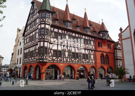 Kunstvoll verzierte Fachwerkhäuser Altes Rathaus, ursprünglich um 1500 erbaut, heute rekonstruiert und renoviert, Fulda, Deutschland Stockfoto