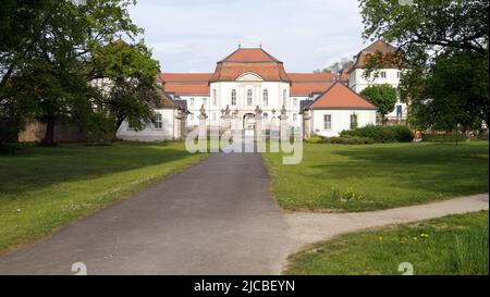 Schloss Fasanerie, ursprünglich Schloss Adolphseck genannt, Straße zum Haupttor, Schlosskomplex aus dem 1700s, bei Fulda, Eichenzell, Deutschland Stockfoto