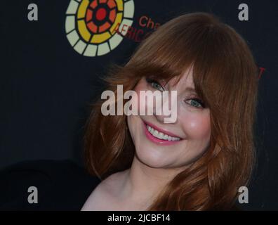 Universal City, USA. 11.. Juni 2022. Bryce Dallas Howard kommt bei der Charlize Theron Africa Outreach Project 2022 Block Party an, die am Samstag, 11. 2022, im Freigelände der Universal Studios in Universal City, CA, stattfand. (Foto: Juan Pablo Rico/Sipa USA) Quelle: SIPA USA/Alamy Live News Stockfoto