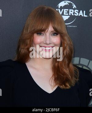 Universal City, USA. 11.. Juni 2022. Bryce Dallas Howard kommt bei der Charlize Theron Africa Outreach Project 2022 Block Party an, die am Samstag, 11. 2022, im Freigelände der Universal Studios in Universal City, CA, stattfand. (Foto: Juan Pablo Rico/Sipa USA) Quelle: SIPA USA/Alamy Live News Stockfoto