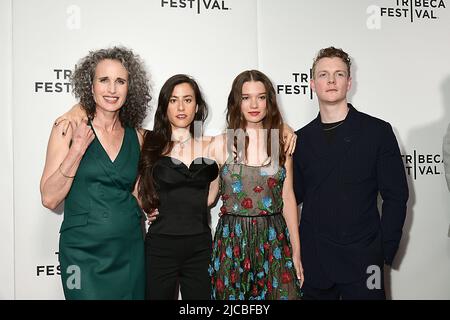 Andie MacDowell, Sarah Elixabeth Mintz, Rain Spencer und Patrick Gibson besuchen die Weltpremiere von „Good Girl Jane“ beim Tribeca Festival 2022 im Village East Cinema am 11. Juni 2022 in New York, New York, USA. Robin Platzer/ Twin Images/ Credit: SIPA USA/Alamy Live News Stockfoto