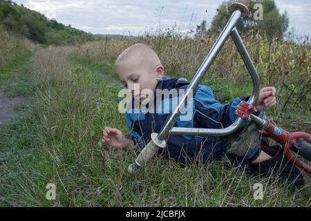 Der kleine Junge fiel das Bike zum ersten einzelnen fahren. Stockfoto