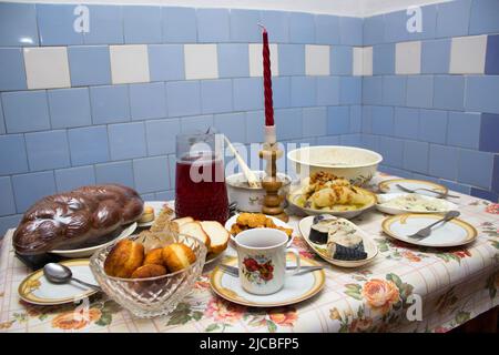 Ukrainische Weihnachtsmahlzeit kutya aus Weizenkorn, Mohn, Honig, Nüssen und Rosinen in einer antiken Schüssel Stockfoto