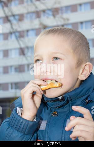 Leckere Pasties mit Fleisch essen Junge in der Stadt Straße Stockfoto