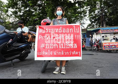 Bangkok, Thailand. 11.. Juni 2022. Demonstranten marschieren vom Demokratie-Denkmal zum Siegesdenkmal, um gegen den Rücktritt des Premierministers Prayut Chan-ocha und die Durchführung von Parlamentswahlen zu protestieren. In dem der Premierminister seit 8 Jahren im Amt ist, seit 5 Jahren Putschversuch und seit 3 Jahren seit den Verfassungswahlen der Junta. (Foto: Adirach Toumlamoon/Pacific Press) Quelle: Pacific Press Media Production Corp./Alamy Live News Stockfoto