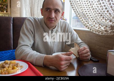 trucker Mittagessen in einem Café in der Nähe der Autobahn Stockfoto