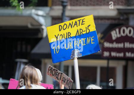 Bloomsburg, Usa. 11.. Juni 2022. Ein Protestler hält ein Plakat bei einer Kundgebung zum Marsch um unser Leben. Die Kundgebung war eine von Hunderten, die in den Vereinigten Staaten nach mehreren Massenerschießungen der letzten Zeit abgehalten wurden. Kredit: SOPA Images Limited/Alamy Live Nachrichten Stockfoto