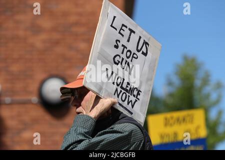 Bloomsburg, Usa. 11.. Juni 2022. Ein Protestler hält ein Plakat bei einer Kundgebung zum Marsch für unser Leben im Columbia County Courthouse. Die Kundgebung war eine von Hunderten, die in den Vereinigten Staaten nach mehreren Massenerschießungen der letzten Zeit abgehalten wurden. Kredit: SOPA Images Limited/Alamy Live Nachrichten Stockfoto