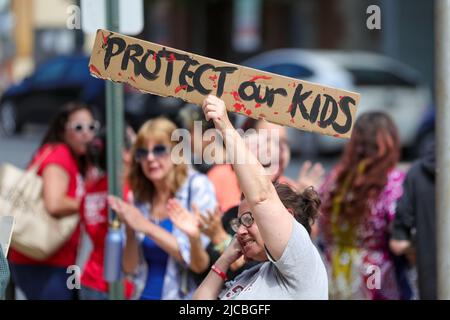 Bloomsburg, Usa. 11.. Juni 2022. Ein Protestler hält ein Plakat bei einer Kundgebung zum Marsch um unser Leben. Die Kundgebung war eine von Hunderten, die in den Vereinigten Staaten nach mehreren Massenerschießungen der letzten Zeit abgehalten wurden. Kredit: SOPA Images Limited/Alamy Live Nachrichten Stockfoto