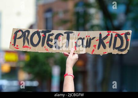 Bloomsburg, Usa. 11.. Juni 2022. Ein Protestler hält ein Plakat bei einer Kundgebung zum Marsch um unser Leben. Die Kundgebung war eine von Hunderten, die in den Vereinigten Staaten nach mehreren Massenerschießungen der letzten Zeit abgehalten wurden. Kredit: SOPA Images Limited/Alamy Live Nachrichten Stockfoto