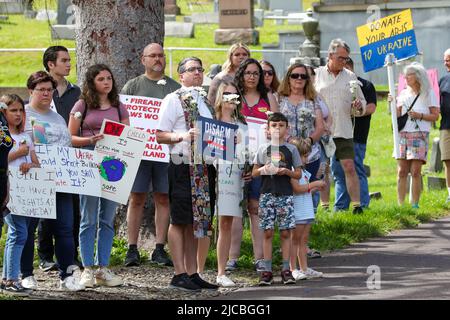 Bloomsburg, Usa. 11.. Juni 2022. Demonstranten halten Plakate und weiße Nelken während einer Kundgebung auf dem Friedhof von Rosemont für unser Leben. Die Kundgebung war eine von Hunderten, die in den Vereinigten Staaten nach mehreren Massenerschießungen der letzten Zeit abgehalten wurden. Kredit: SOPA Images Limited/Alamy Live Nachrichten Stockfoto