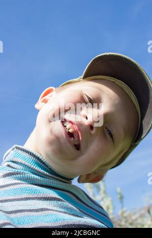 Emotionen lachend Junge ohne Zähne vorne zeigen Stockfoto
