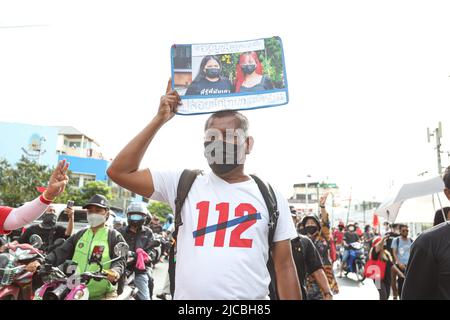 Bangkok, Thailand. 11.. Juni 2022. Demonstranten marschieren vom Demokratie-Denkmal zum Siegesdenkmal, um gegen den Rücktritt des Premierministers Prayut Chan-ocha und die Durchführung von Parlamentswahlen zu protestieren. In dem der Premierminister seit 8 Jahren im Amt ist, seit 5 Jahren Putschversuch und seit 3 Jahren seit den Verfassungswahlen der Junta. (Bild: © Adirach Toumlamoon/Pacific Press via ZUMA Press Wire) Stockfoto