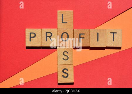 Gewinn, Verlust, Wörter in Holzalphabetbuchstaben in Kreuzworträtsel-Form isoliert auf dem Hintergrund Stockfoto