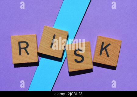 Risiko, Wort in hölzernen Buchstaben auf dem Hintergrund isoliert Stockfoto