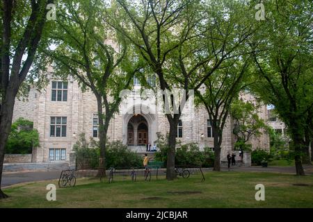 Familien, die Fotos bei der Einberufung außerhalb des Thorvaldson-Gebäudes, Universität von Saskatchewan, Hauptcampus, Saskatoon, Saskatchewan, machen. Stockfoto