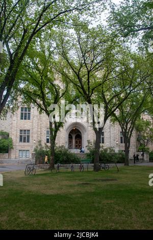 Familien, die Fotos bei der Einberufung außerhalb des Thorvaldson-Gebäudes, Universität von Saskatchewan, Hauptcampus, Saskatoon, Saskatchewan, machen. Stockfoto