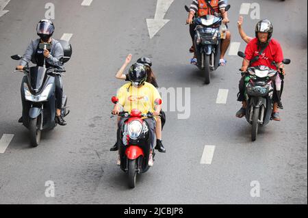 Bangkok, Bangkok, Thailand. 11.. Juni 2022. Demonstranten marschieren vom Demokratie-Denkmal zum Siegesdenkmal, um gegen den Rücktritt des Premierministers Prayut Chan-ocha und die Durchführung von Parlamentswahlen zu protestieren. In dem der Premierminister seit 8 Jahren im Amt ist, seit 5 Jahren Putschversuch und seit 3 Jahren seit den Verfassungswahlen der Junta. (Bild: © Adirach Toumlamoon/Pacific Press via ZUMA Press Wire) Stockfoto