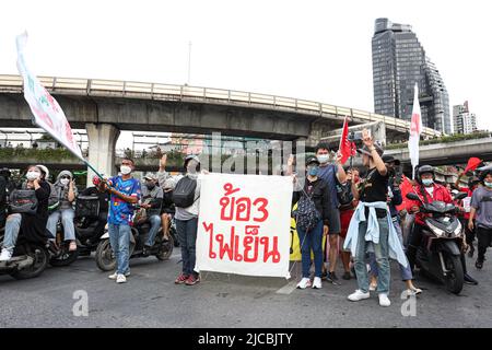 Bangkok, Thailand. 11.. Juni 2022. Demonstranten marschieren vom Demokratie-Denkmal zum Siegesdenkmal, um gegen den Rücktritt des Premierministers Prayut Chan-ocha und die Durchführung von Parlamentswahlen zu protestieren. In dem der Premierminister seit 8 Jahren im Amt ist, seit 5 Jahren Putschversuch und seit 3 Jahren seit den Verfassungswahlen der Junta. (Bild: © Adirach Toumlamoon/Pacific Press via ZUMA Press Wire) Stockfoto