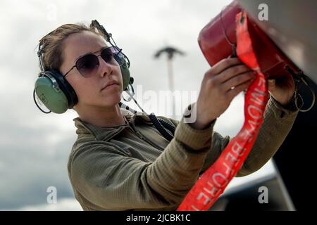 RAF Lakenheath, Aberdeen City, Großbritannien. 6. August 2022. Die US Air Force Airman 1. Class Bridget Simpson, ein Crew-Chef, der dem 48. Aircraft Maintenance Squadron zugewiesen wurde, führt Post-Flight-Einsätze bei der Royal Air Force Lakenheath, England, am 8. Juni 2022 durch. Der Liberty Wing widmet sich der Aufrechterhaltung der Kampfbereitschaft durch tägliche Schulungen, um die nationalen Interessen der USA und der NATO-Verbündeten und -Partner zu schützen. Quelle: U.S. Air Force/ZUMA Press Wire Service/ZUMAPRESS.com/Alamy Live News Stockfoto