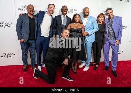 New York, NY - 11. Juni 2022: Warren Adams, Hunter Arnold, Thomas Sadoski, Eromose, Naturi Naughton, Brandon Victor Dixon, Linda Rubin, zu Gast beim Tribeca Film Festival für den Film '88' im Village East von Angelika Stockfoto