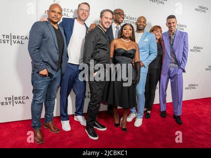 New York, NY - 11. Juni 2022: Warren Adams, Hunter Arnold, Thomas Sadoski, Eromose, Naturi Naughton, Brandon Victor Dixon, Linda Rubin, zu Gast beim Tribeca Film Festival für den Film '88' im Village East von Angelika Stockfoto